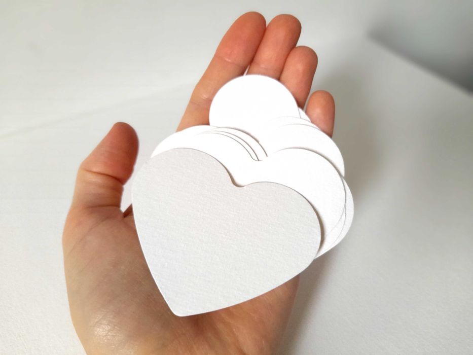 Cartões em forma de coração em papel de aguarela