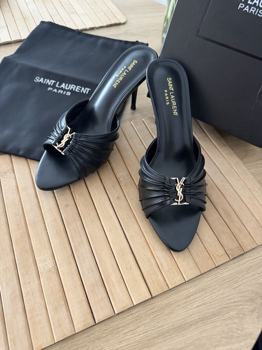 Szpilki YVES Saint Laurent Klapki Babylone Mules In Smooth Leather Sandały Mule