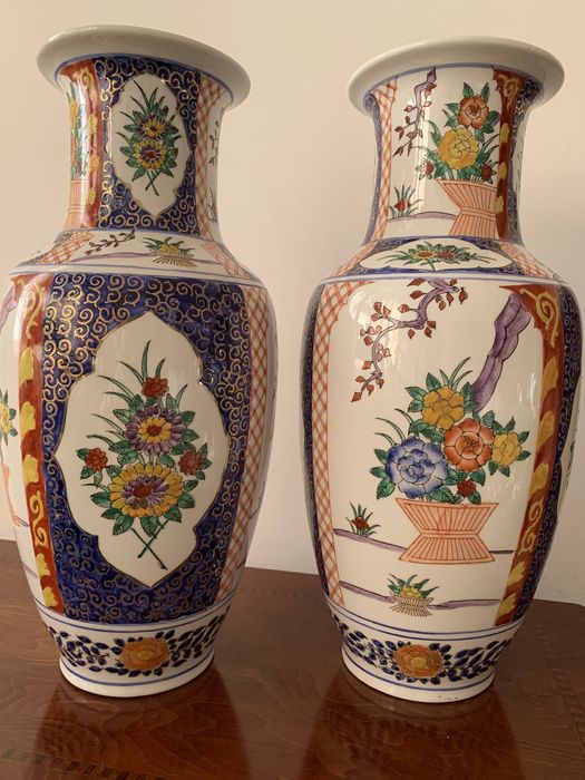 Belo Par de Grandes Jarrões em Porcelana Chinesa Policromados ,Marcad
