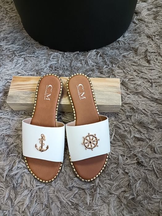 Białe skórzane klapki damskie R 40