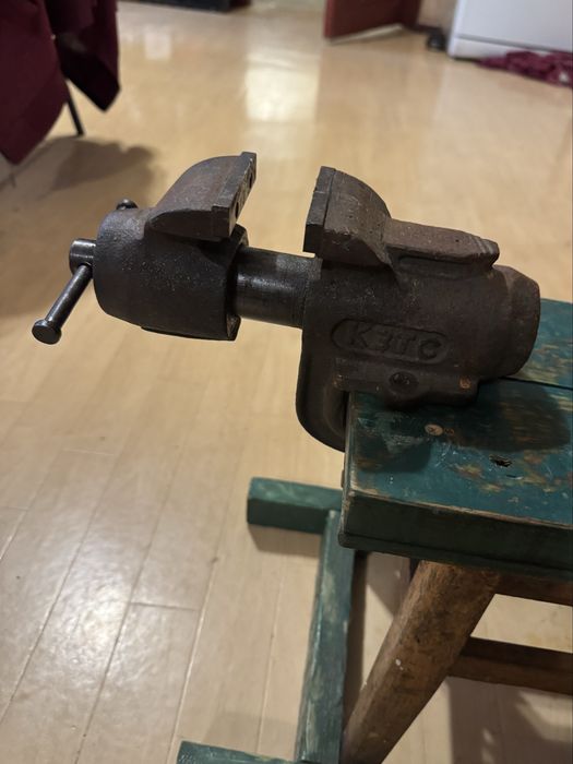 Тиски  КЗТС СССР слесарные  инстумент