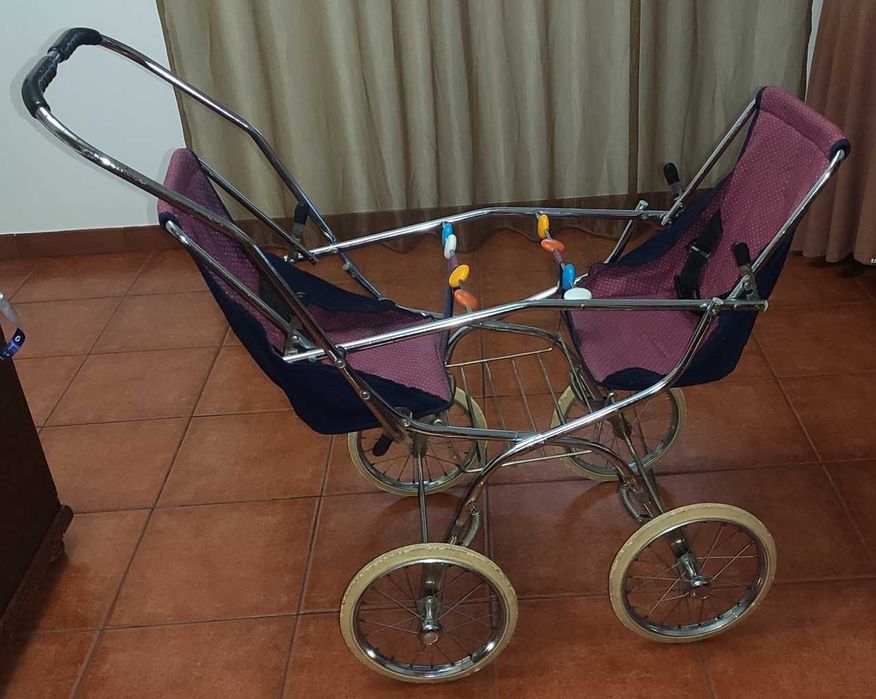 Carrinho de bebé vintage de gémeos