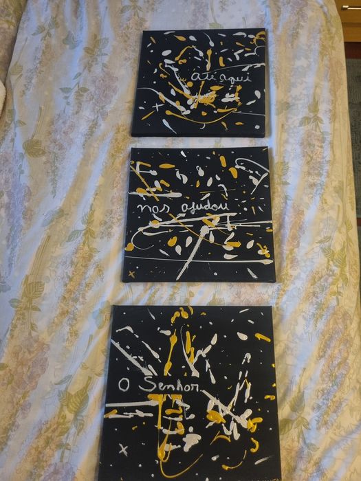 Três quadros pintados a mão.