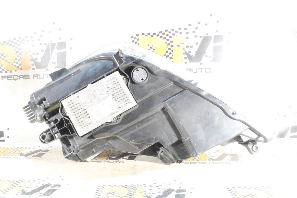 Ótica / farol direita SEAT Leon (5F1)