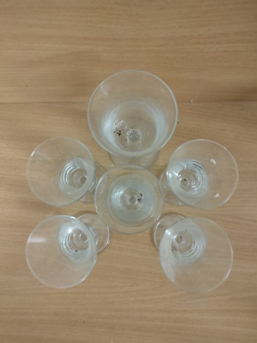 Copos de vidro para licor.