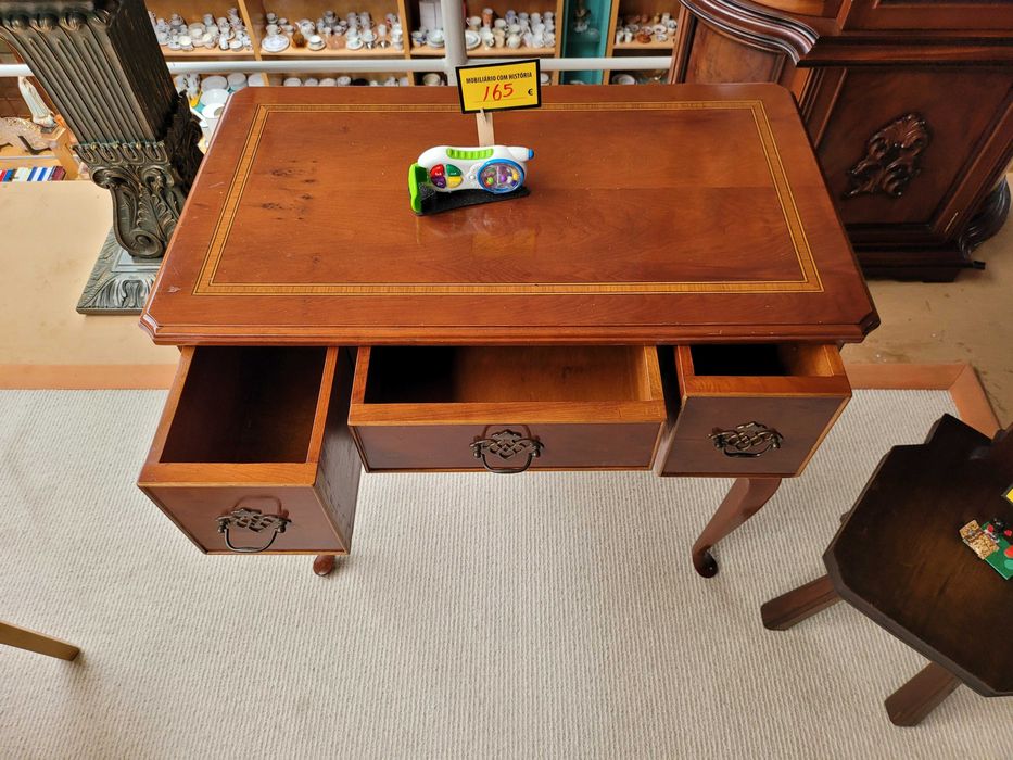 Mesa de apoio em madeira com gavetas - Muito bom esta