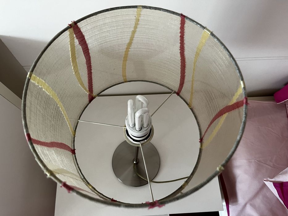 Conj. Cortinados beje/rosa, Abajur, cadeira branca IKEA, almofada rosa