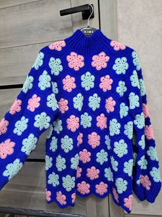 Продам  свитер  ручной работы.