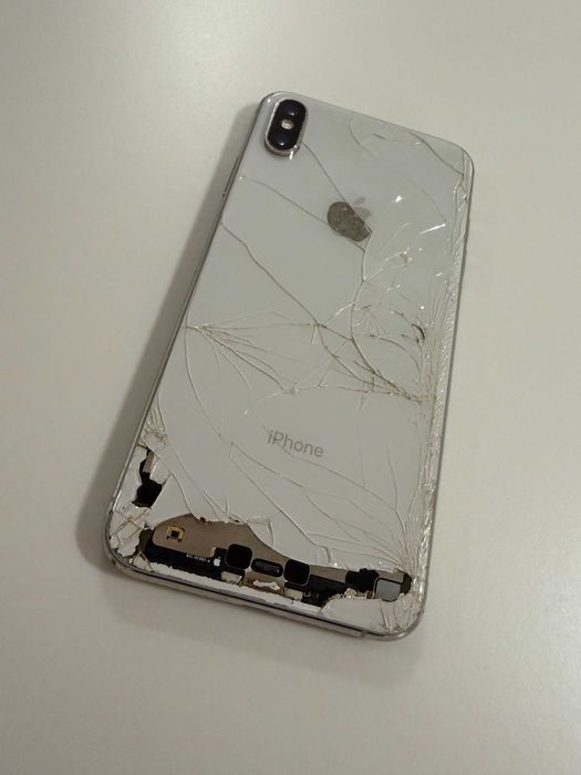Vendo iPhone XS Max 64GB branco, partido, funcional.