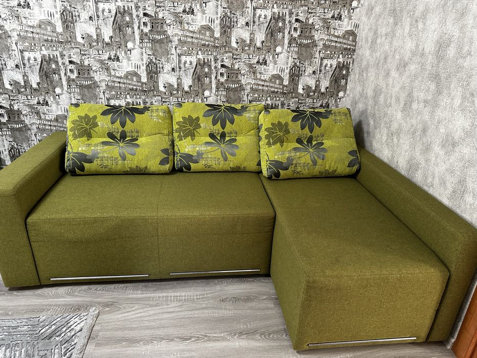 Диван кутовий з подушками