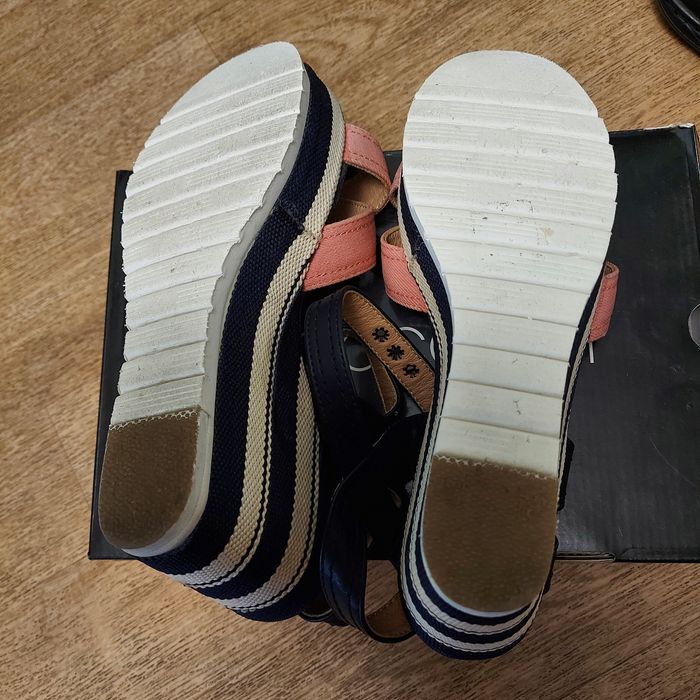 Пролам новые босоножки ,очень удобные,,по всем вопросам звоните