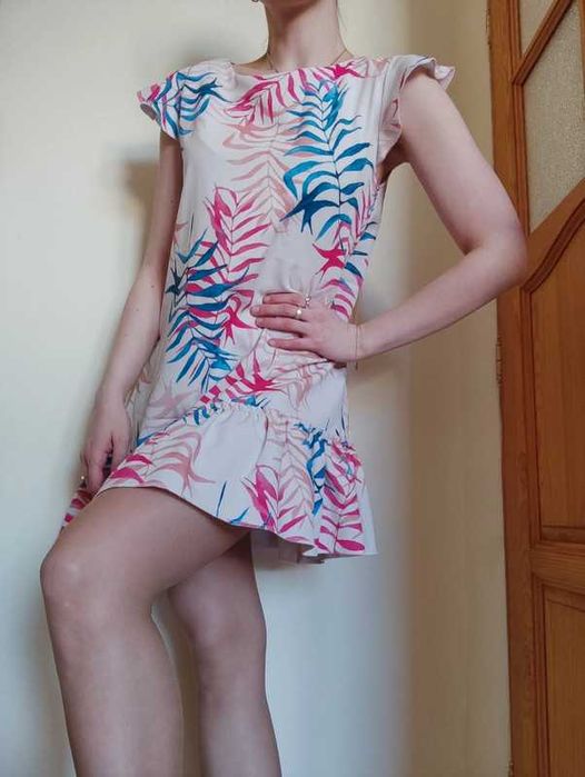 Sukienka trapezowa z falbankami biała palmy liście S 36 M 38