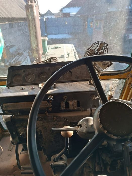 Трактор з документами.