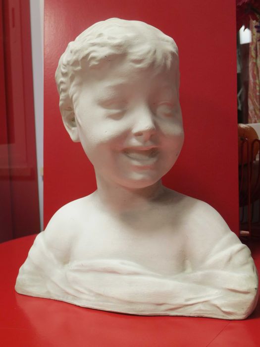 Busto de menino em gesso