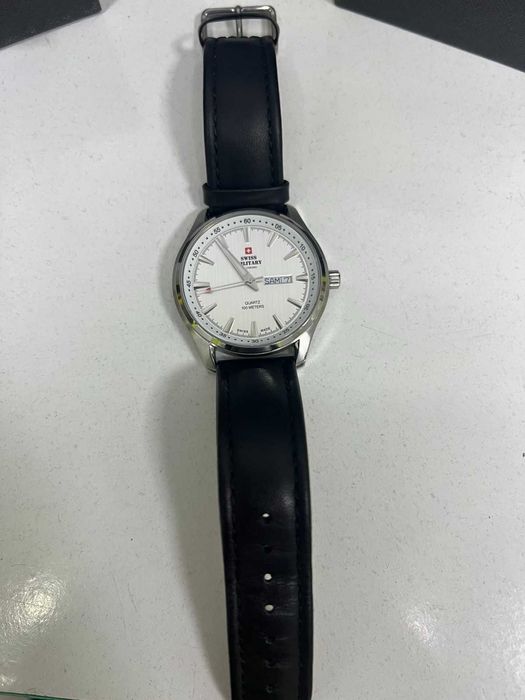 Годинник SWISS MILITARY в дуже гарному стані, повний комплект