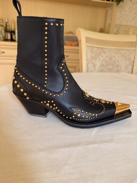 оригінальні козаки Versace, що носилися пару разів.