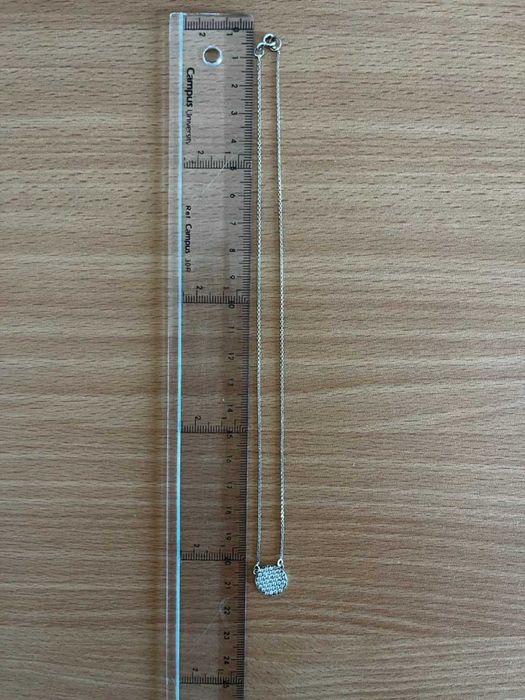 Colar em prata com pingente de brilhantes.