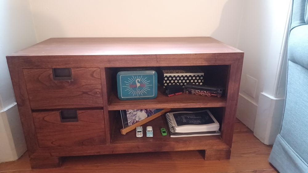 Aparador baixo em madeira maciça
