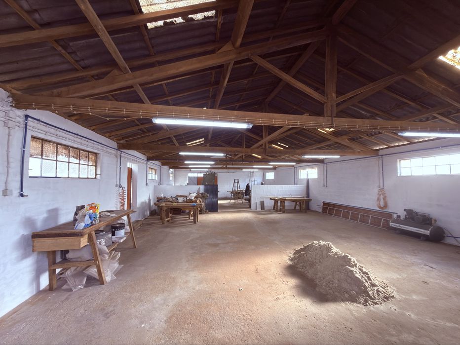 Alugo Armazém para Carpintaria equipado com maquinas