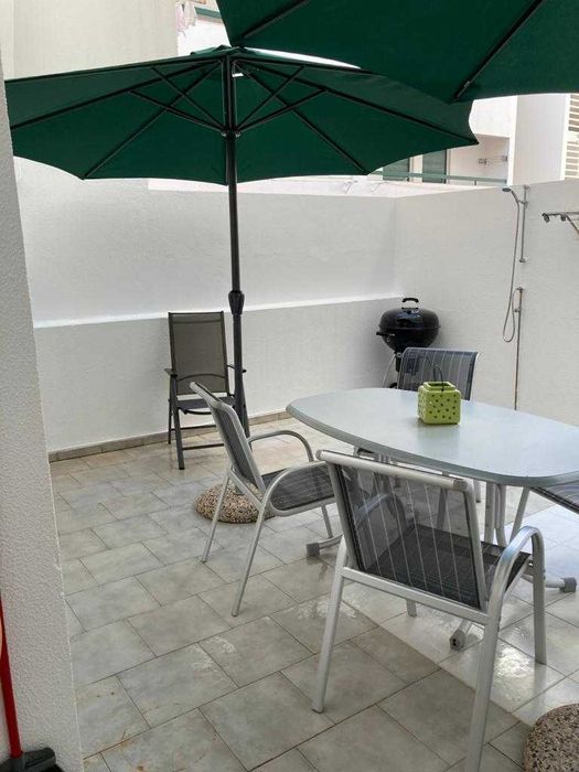 Junto à 1ª linha da praia T2. Terraço privado. A 2 passos da praia