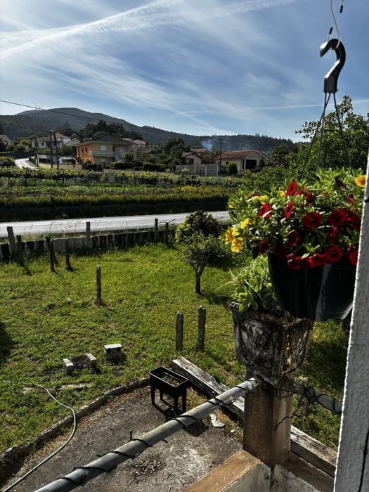 Moradia T3 independente com terreno amplo, vistas abertas e excelente localização