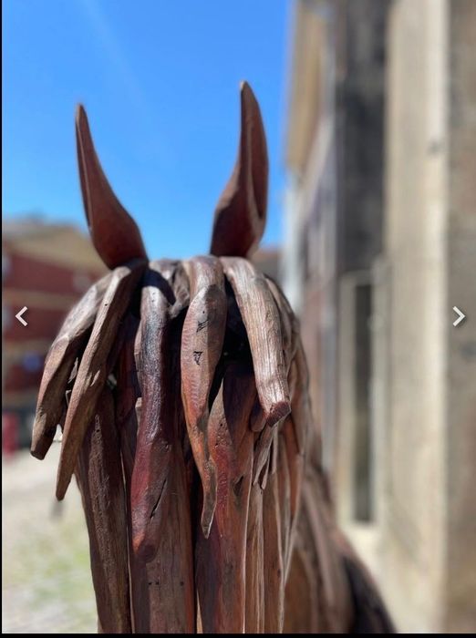 Escultura cavalo em madeira
