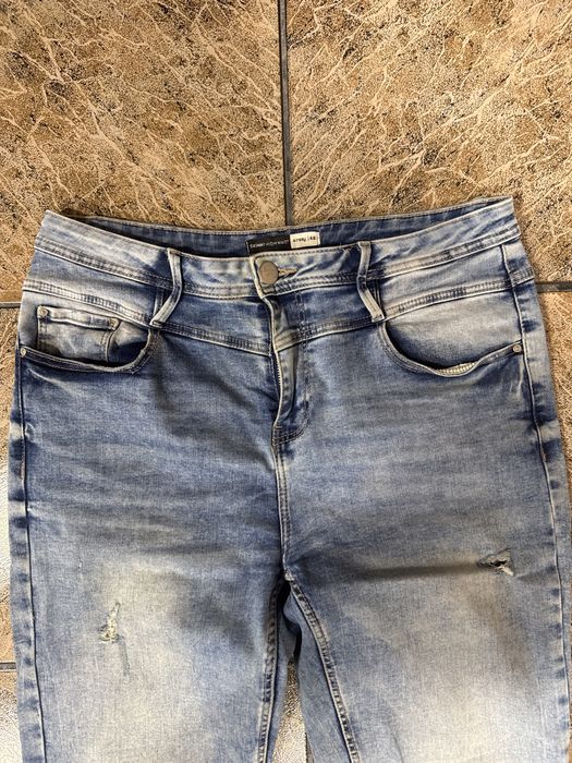 Boskie dżinsy rurki z wysokim stanem  Sinsay Denim 42