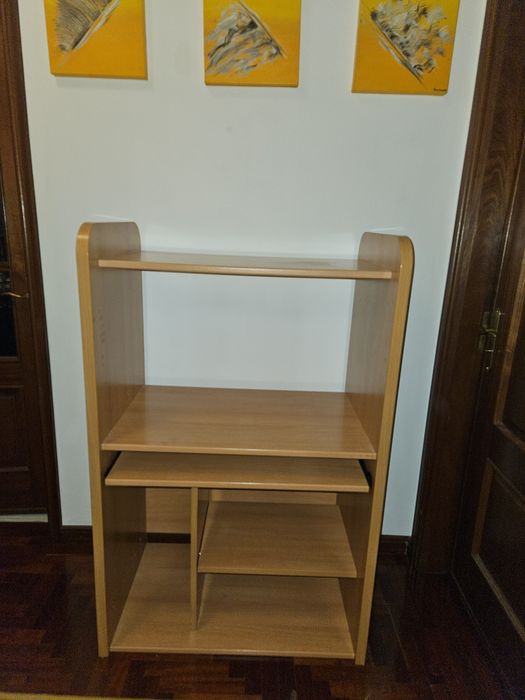 Vendo uma estante e secretária.