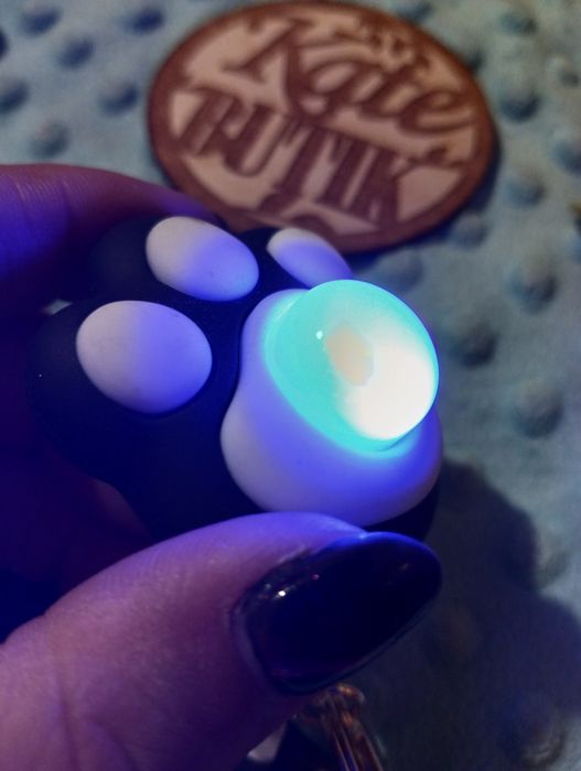 Brelok świecący łapka