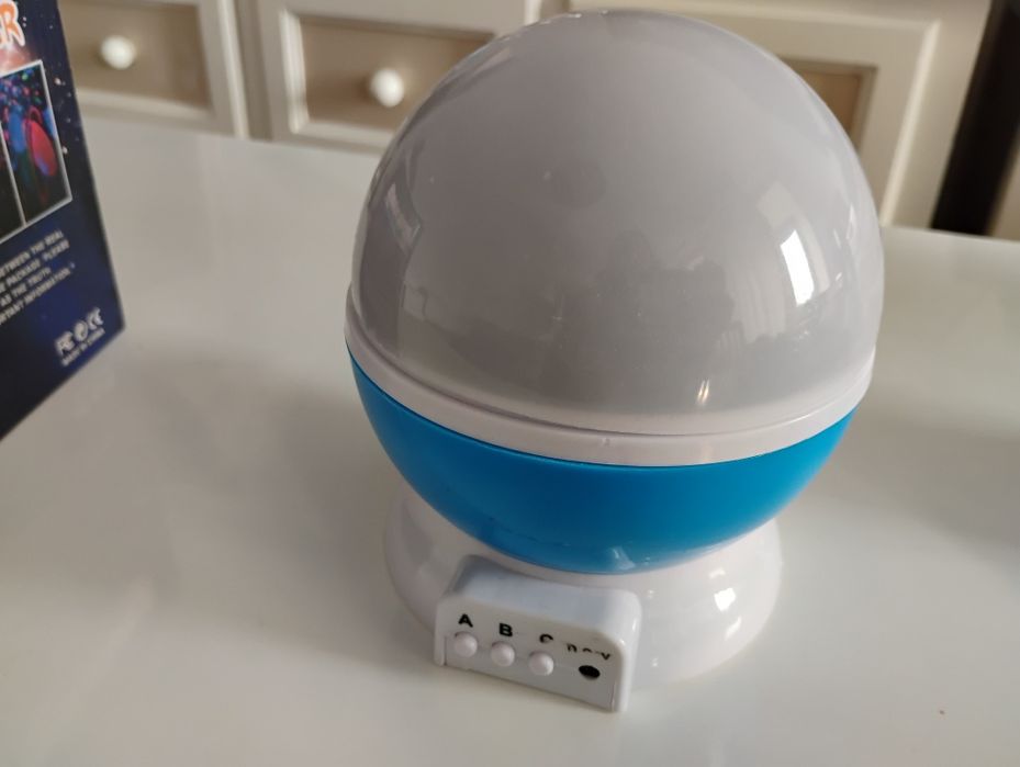 Lampka nocna z projektorem gwiazd