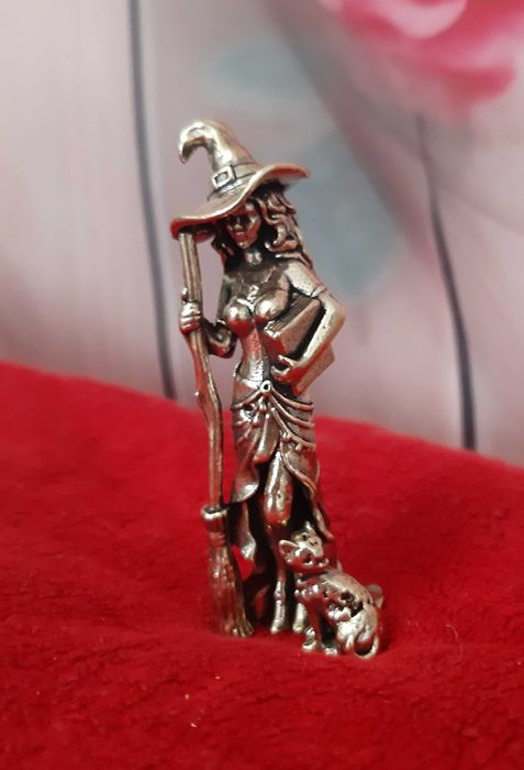 Statuetka Czarownica z kotem i miotłą ozdoba dekoracja