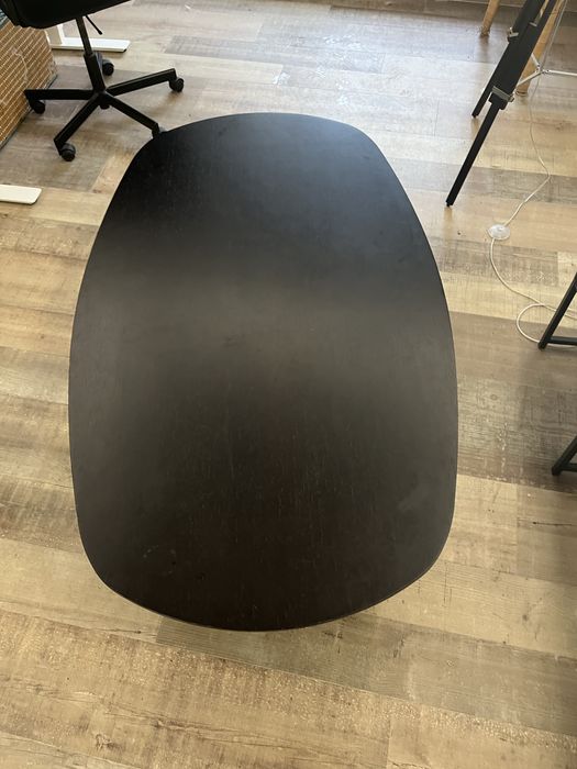 Mesa de Centro Moderna em Madeira Maciça – Estilo Contemporâneo