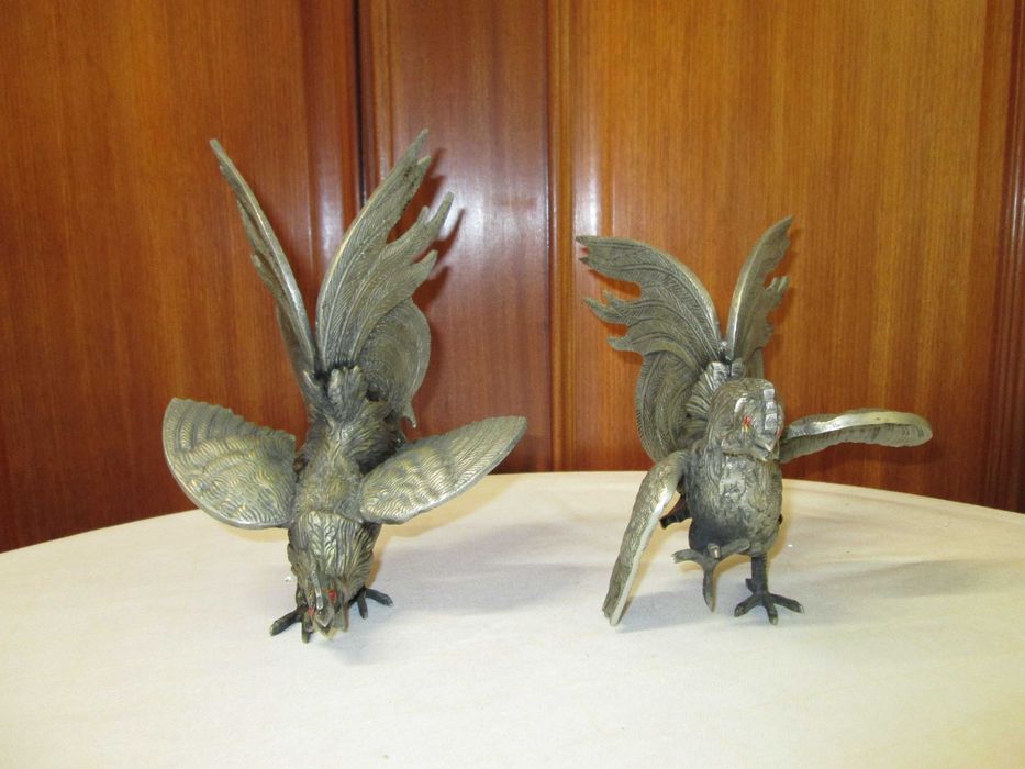 2 Estatuetas em Metal - Par de Galos em Luta