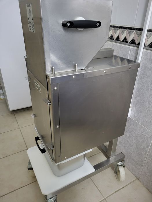 Máquina de desfiar carne.