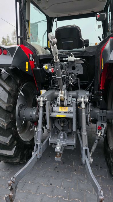 Massey Ferguson 5712M