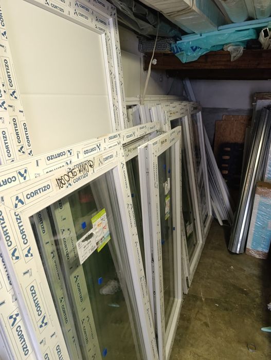 Janela em PVC branca oscilobatente