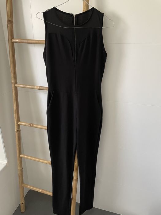 Macacão preto com efeito no peito