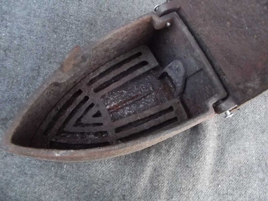 Stare żelazko na węgiel Neptun Końskie