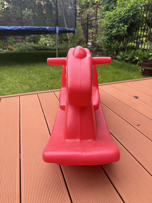 Konik bujak plastikowy na biegunach ogrodowy