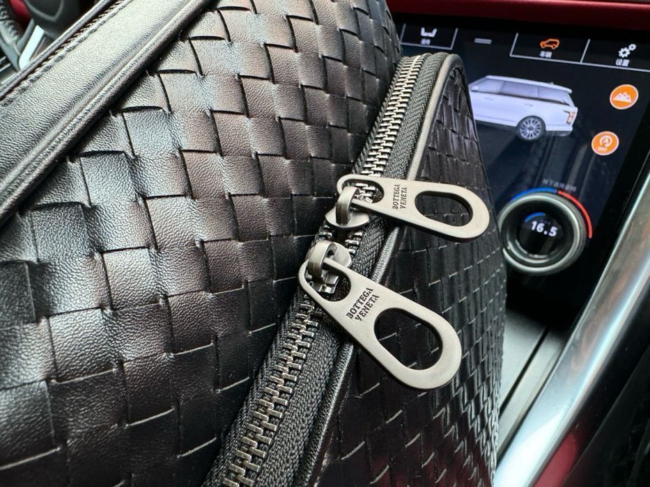 Мужская кожаная сумка bottega veneta на через плесе сумка ботега