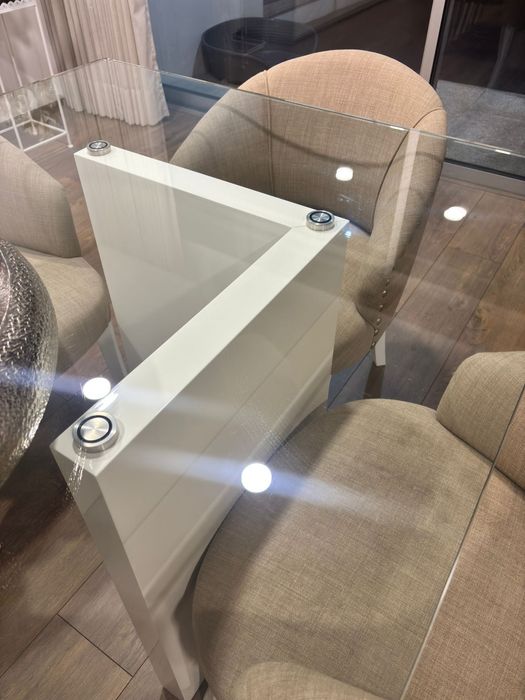 Oportunidade! Mesa de vidro com toque moderno e pés lacados!