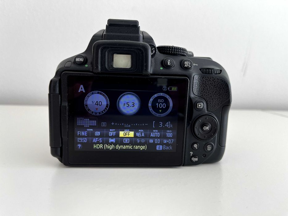 Nikon D5300 - Maquina fotográfica + 2 lentes Nikon + tripé Manfrotto