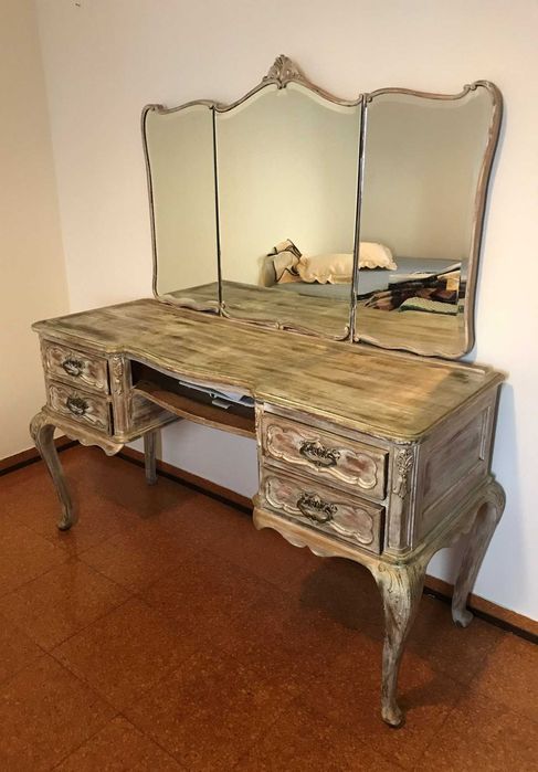 Movel com gavetas e espelho antigo vintage