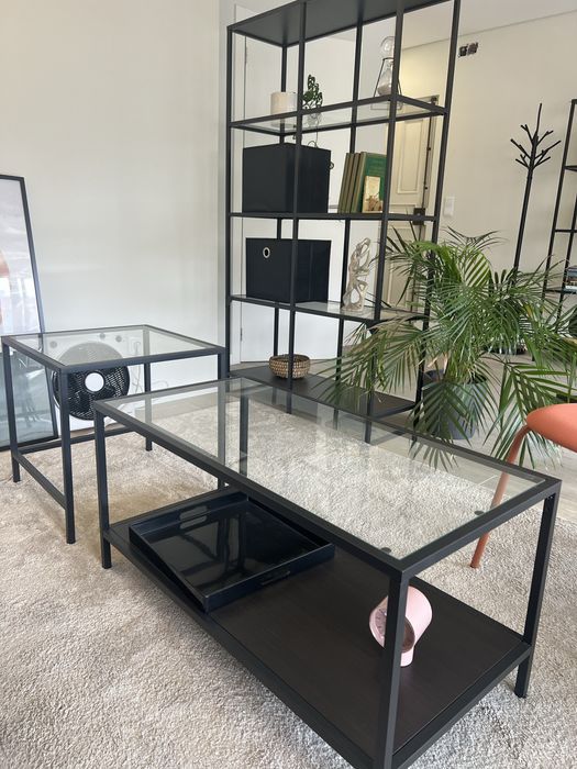 Mesa de centro em metal preto e madeira