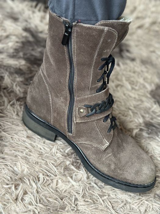 Зимові жіночі ботинки із натуральної замші шоколадного кольору