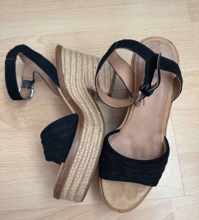 Sandały na obcasie UGG w stanie  dobrym rozmiar 39,5