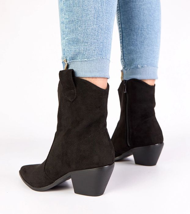 Czarne kowbojki na słupku Alka