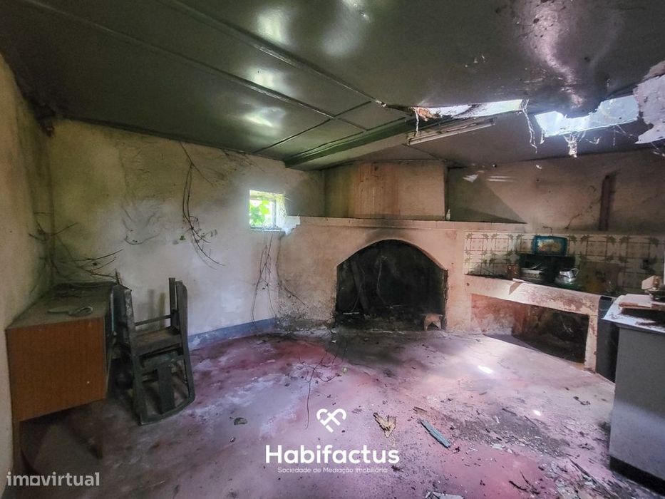 Moradia Isolada T2, para Reconstrução, c/ Varanda e 2 Terrenos á Venda