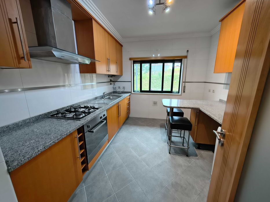 Apartamento T1 de 70 m2 úteis e mais varanda na serra de casal de cambra - junto à entrada do Belas Clube de Campo