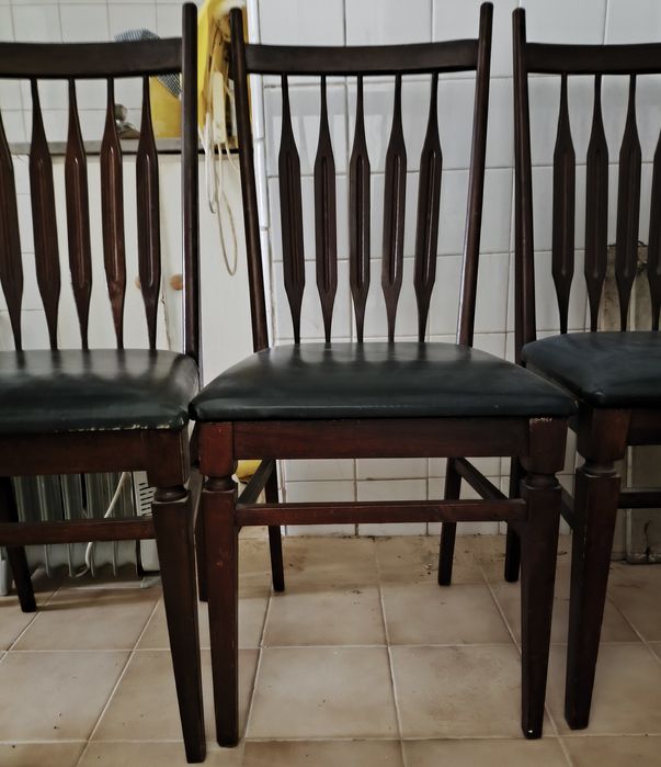 Quatro cadeiras de sala de jantar